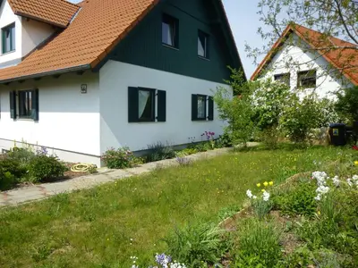 Ein Garten an der Unterkunft Ferienwohnung Muelenz