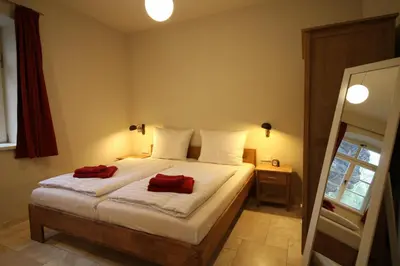 Ein Bett oder Betten in einem Zimmer der Unterkunft Ferienwohnungen Felsenkeller Bielatal