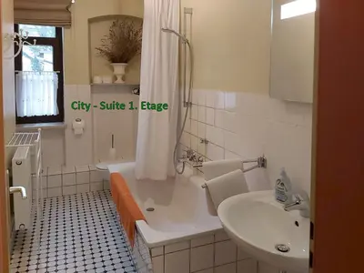 Ein Badezimmer in der Unterkunft City-Ferienwohnungen-Dresden - zentral gelegen im Haus Louisenstrasse 11 - Dresden-Neustadt