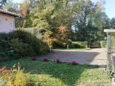Ein Garten an der Unterkunft Kleines Gartenhaus am Mahler