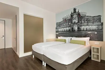Ein Bett oder Betten in einem Zimmer der Unterkunft Super 8 by Wyndham Dresden