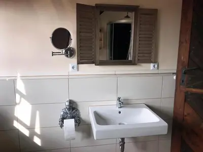 Ein Badezimmer in der Unterkunft Gemütliche Ferienwohnung TURMZIMMER im Rittergut Leppersdorf bei Dresden