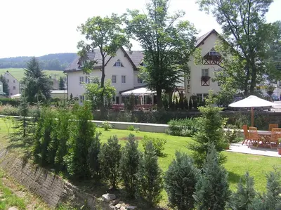 Ein Garten an der Unterkunft Hotel Bergschlößchen