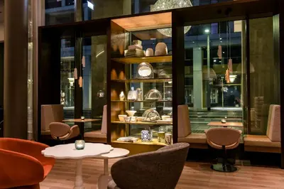 Ein Sitzbereich in der Unterkunft Motel One Dresden am Zwinger