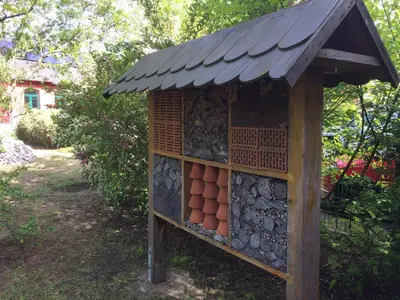 Ein Garten an der Unterkunft Ferienwohnung zum Storchennest