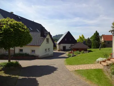 Das Gebäude in dem sich das Ferienhaus befindet