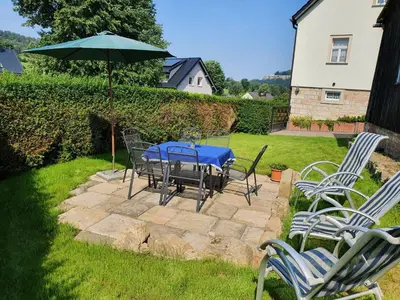 Ein Garten an der Unterkunft Ferienhaus am Malerweg
