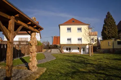 Das Gebäude in dem sich das Ferienhaus befindet