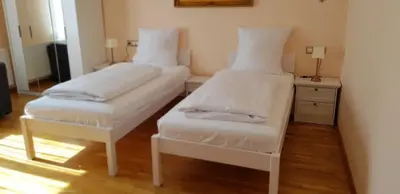 Ein Bett oder Betten in einem Zimmer der Unterkunft Hotel-Villa Lalee