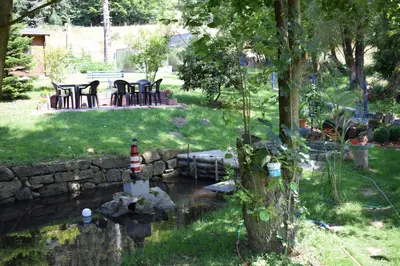 Ein Garten an der Unterkunft Ferienwohnung Waldmühle