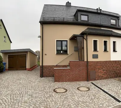 Das Gebäude in dem sich das Ferienhaus befindet