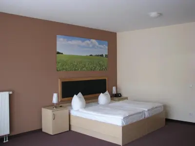 Ein Bett oder Betten in einem Zimmer der Unterkunft Hotel Am Heidepark