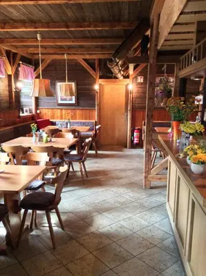 Ein Restaurant oder anderes Speiselokal in der Unterkunft Landhotel Quelle