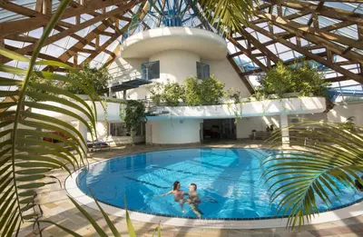 Der Swimmingpool an oder in der Nähe von Riff Resort