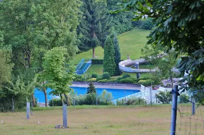 Der Swimmingpool an oder in der Nähe von Blockhütte am Kegelsberg