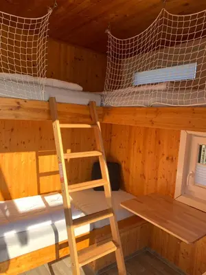 Ein Etagenbett oder Etagenbetten in einem Zimmer der Unterkunft Tiny House Lodge Dresden