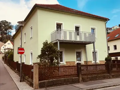 Das Gebäude in dem sich die Ferienwohnung befindet