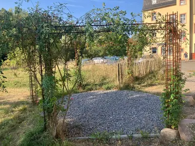 Ein Garten an der Unterkunft Gästewohnung am Museum