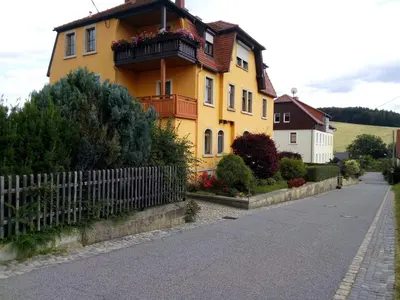 Das Gebäude in dem sich die Ferienwohnung befindet