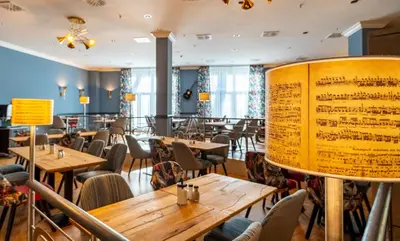 Ein Restaurant oder anderes Speiselokal in der Unterkunft mightyTwice Hotel Dresden