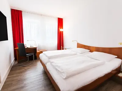 Ein Bett oder Betten in einem Zimmer der Unterkunft DORMERO Hotel Dresden Airport