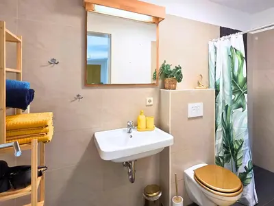 Ein Badezimmer in der Unterkunft Grüne Oase mit eigener Terrasse zwischen Altstadt und Hafen #3