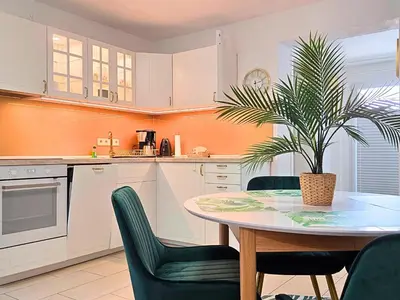 Küche/Küchenzeile in der Unterkunft Grüne Oase mit eigener Terrasse zwischen Altstadt und Hafen #3
