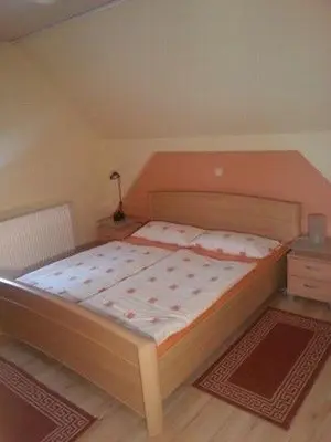 Ein Bett oder Betten in einem Zimmer der Unterkunft Ferienhaus-Weitblick