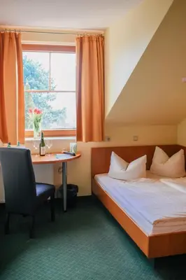 Ein Bett oder Betten in einem Zimmer der Unterkunft Landhotel Dresden