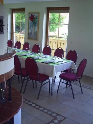 Ein Restaurant oder anderes Speiselokal in der Unterkunft Landhotel Dresden