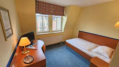 Ein Bett oder Betten in einem Zimmer der Unterkunft Hotel Amadeus Dresden Neustadt