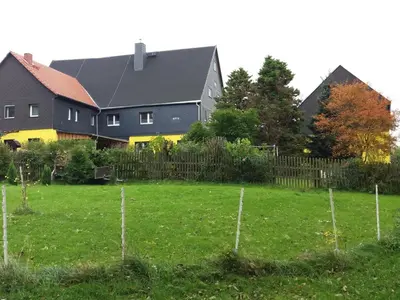 Ein Garten an der Unterkunft Ferienwohnung auf dem Land
