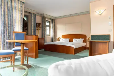 Ein Bett oder Betten in einem Zimmer der Unterkunft Hotel Am Blauen Wunder