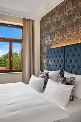Ein Bett oder Betten in einem Zimmer der Unterkunft Hotel Bayerischer Hof Dresden