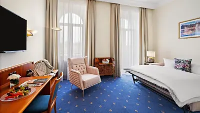 Ein Bett oder Betten in einem Zimmer der Unterkunft Hotel Bayerischer Hof Dresden