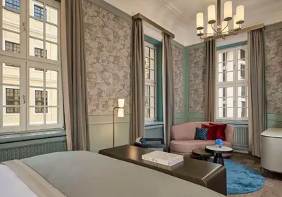 Ein Sitzbereich in der Unterkunft Hotel Taschenbergpalais Kempinski