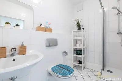 Ein Badezimmer in der Unterkunft PINEAPPLE APARTMENTS - Dresden Mitte - free parking