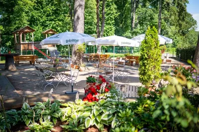 Ein Garten an der Unterkunft Hotel Zur Waldhufe