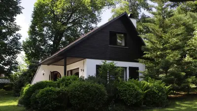 Das Gebäude in dem sich das Ferienhaus befindet