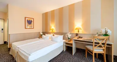 Ein Bett oder Betten in einem Zimmer der Unterkunft PLAZA INN Chemnitz