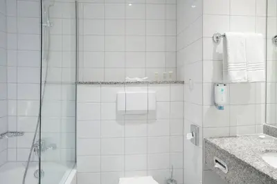 Ein Badezimmer in der Unterkunft Courtyard by Marriott Dresden