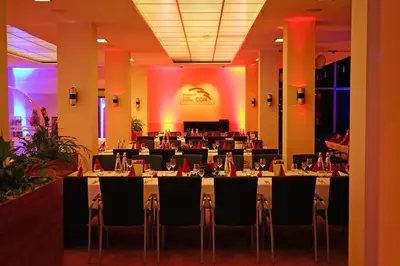 Ein Restaurant oder anderes Speiselokal in der Unterkunft Courtyard by Marriott Dresden