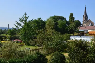 Ein Garten an der Unterkunft Dreiseitenhof Radebeul