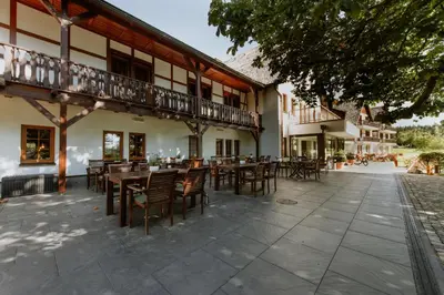 Ein Restaurant oder anderes Speiselokal in der Unterkunft Waldhotel Kreuztanne
