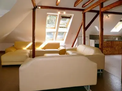 Ein Sitzbereich in der Unterkunft Villa Rotschoenberg im Tal der Freiberger Mulde