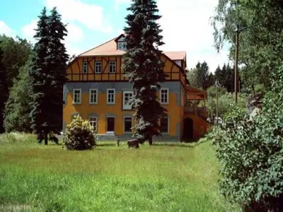 Ein Garten an der Unterkunft Villa Rotschoenberg im Tal der Freiberger Mulde