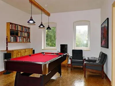 Ein Billardtisch in der Unterkunft Villa Rotschoenberg im Tal der Freiberger Mulde