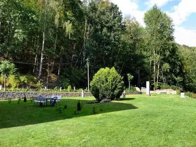 Ein Garten an der Unterkunft Villa Rotschoenberg im Tal der Freiberger Mulde