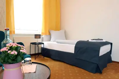 Ein Bett oder Betten in einem Zimmer der Unterkunft Hotel Sächsischer Hof