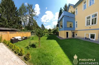 Ein Garten an der Unterkunft Weißer Hirsch Residenz mit Heideblick